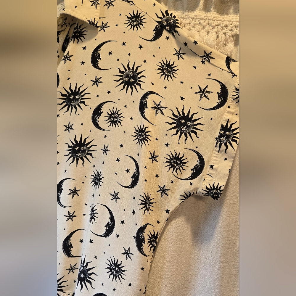 Hot Topic Cream & Black Celestial Moon Stars Oversized Crop Button-Up Shirt XS - Picture 8 of 8